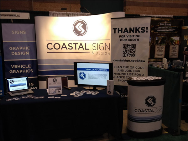 Conference display with signs to capture lead information